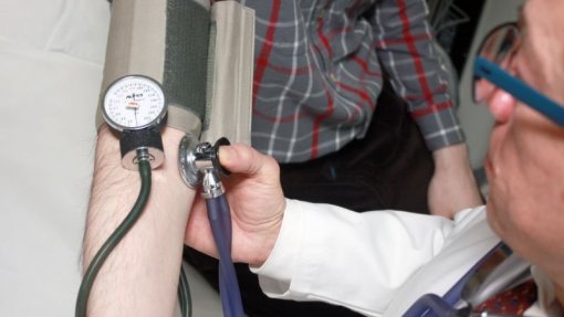 Ligação &quot;mais lenta&quot; entre neurónios e microvasos sanguíneos em hipertensos - estudo