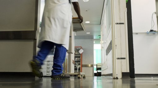 Governo aposta em medidas para substituir o recurso a trabalho temporário na saúde