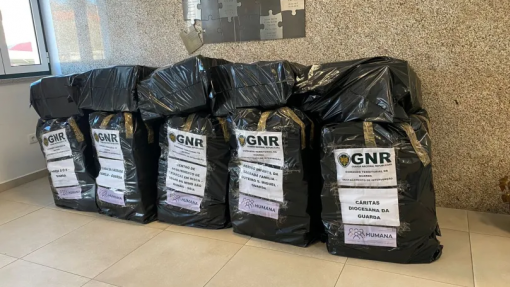 GNR da Guarda entrega 1.004 peças de vestuário e calçado para refugiados e carenciados