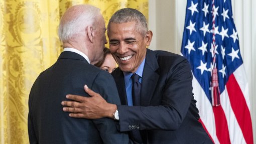 Biden e Obama celebram 12 anos da lei de cuidados de saúde aprovada pelo ex-presidente