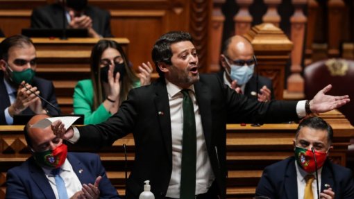 Governo: Chega diz que programa é &quot;mentiroso&quot; na saúde, Costa diz que SNS produz mais