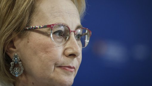 Covid-19: Uso da máscara deve manter-se nas escolas - Graça Freitas