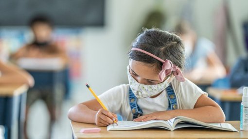 Covid-19: Chega, IL e BE pedem fim de utilização de máscaras na escola