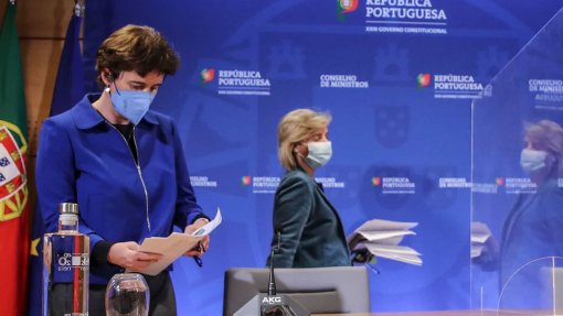 Covid-19: Governo recusa ter sido pressionado e diz que ouviu peritos sobre fim das máscaras