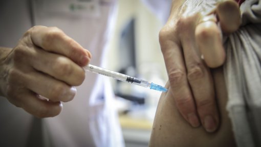 Covid-19: Reforço da vacina só se a pandemia piorar e para grupos de risco - investigador