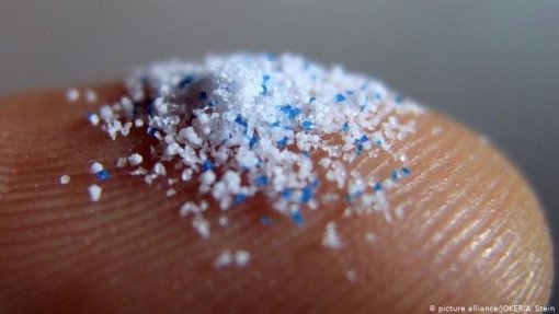 Microplásticos podem transportar para os oceanos germes que causam doenças - investigação