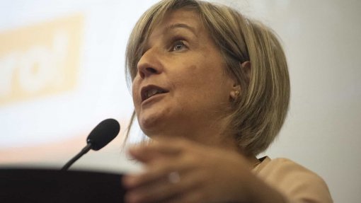 Problema dos serviços de urgência é complexo e não se resolve com contratações – Ministra