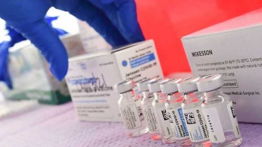 Covid-19: EUA limitam uso da vacina Johnson &amp; Johnson devido a coágulos sanguíneos