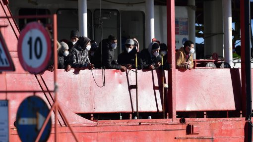 ONG Sea Eye resgata 34 migrantes que estavam no mar há quatro dias