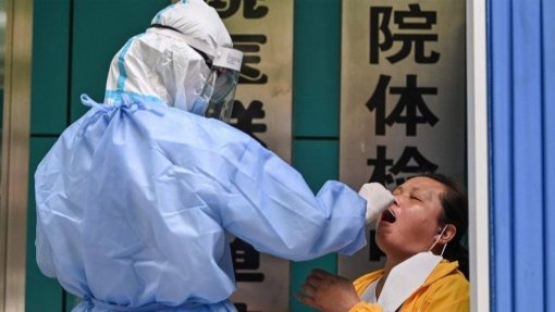 Covid-19: China corre risco de ter 1,6 milhões de mortos caso abandone medidas de prevenção - estudo