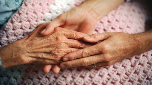 Covid-19: Açores antecipam segunda dose de reforço para idosos e residentes em lares
