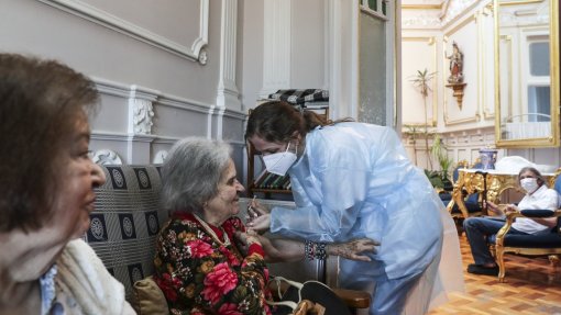 Covid-19: Mais de 12.600 idosos de lares já foram vacinados com a segunda dose de reforço