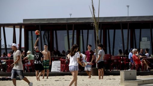 Covid-19: Jovens entre os mais penalizados numa “sindemia” que agravou desigualdades - estudo