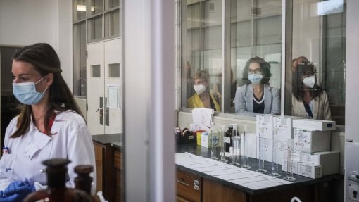 Laboratório do Medicamento disponível para aumentar fármacos para o SNS - Ministra da Defesa