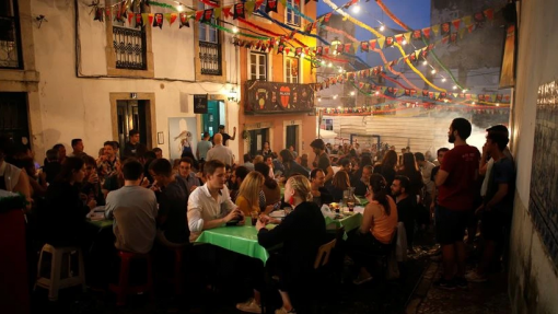 Covid-19: Festas populares podem resultar em 350 mil contágios diretos - relatório