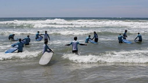 Projeto estuda felicidade da prática do surf por pessoas com deficiência intelectual em Leiria