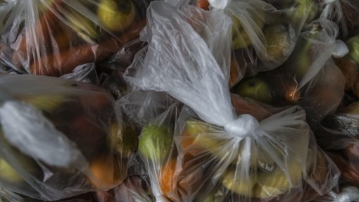 Dez mil pessoas perderam ajuda alimentar depois de reavaliação a programa para carenciados