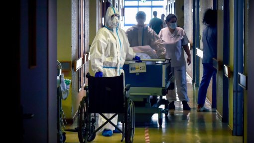 Sindicatos dos médicos rejeitam proposta mas governo avança com pagamento de 50 euros para horas extraordinárias