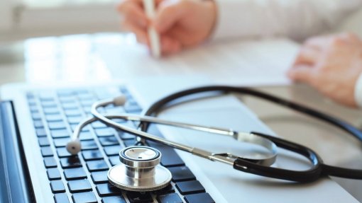 Ministra da Saúde espera resolver algumas dificuldades com contratação direta de médicos