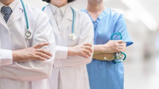 Quase 300 médicos aguardam desde 2017 pela progressão na carreira