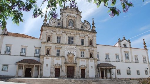 Santarém abre monumentos e igrejas e oferece água devido ao calor intenso