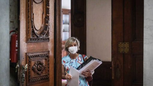 SNS recorre a terceiros quando esgota capacidade mas não por “preconceito ideológico” - ministra