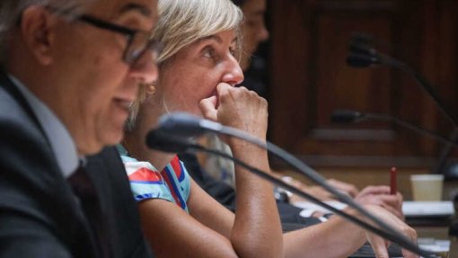 Ministra da Saúde diz que país está a atravessar semana &quot;particularmente preocupante&quot;