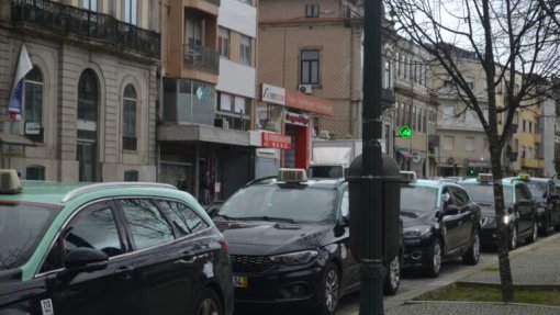 Câmara do Porto discute assegurar com táxis deslocações para centros de vacinação