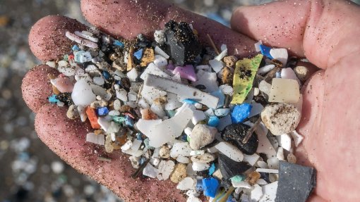 Identificados efeitos adversos nos ecossistemas devido ao uso de lítio e microplásticos