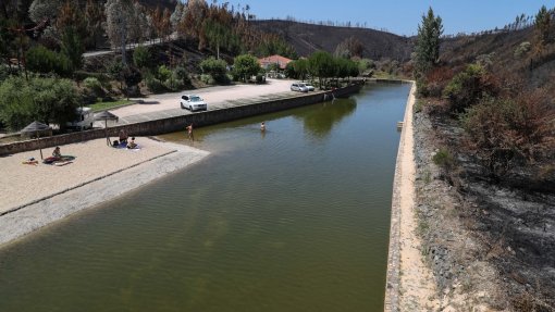 Esculturas metálicas recolhem plástico nas praias fluviais de Vila de Rei