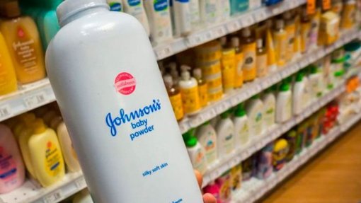 Johnson &amp; Johnson suspende venda de pó de talco para bebés em todo o mundo em 2023