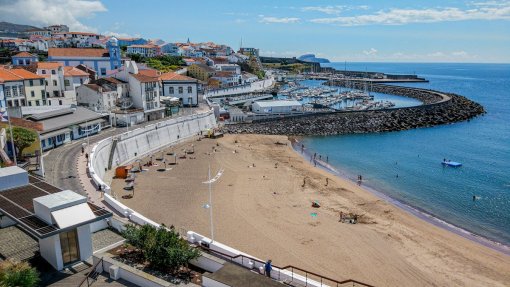 Prainha em Angra do Heroísmo interditada a banhos