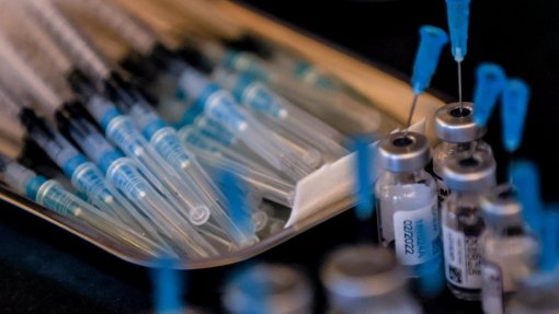 Covid-19: Nova geração de vacina, direcionada à variante Omicron, aprovada no Reino Unido