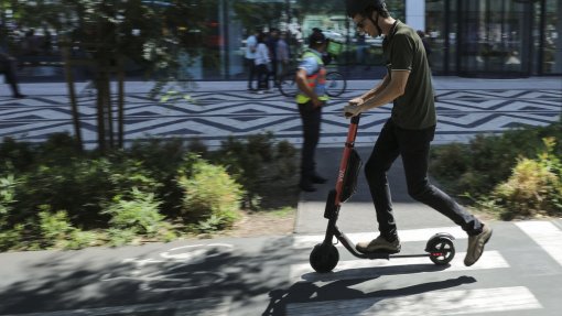 Uso “desenfreado” de trotinetes aumentou “medo de usar o espaço público” em invisuais