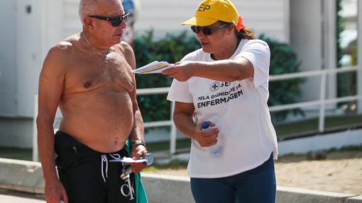 Enfermeiros foram hoje à praia sensibilizar população para problemas do SNS