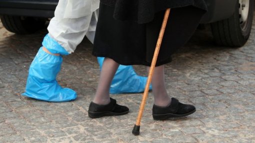 Risco de desenvolver Alzheimer “substancialmente maior” entre idosos que tiveram covid-19