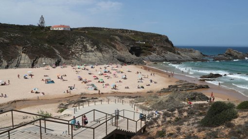 Praias de Dona Ana e Zambujeira do Mar interditas a banhos por água estar imprópria