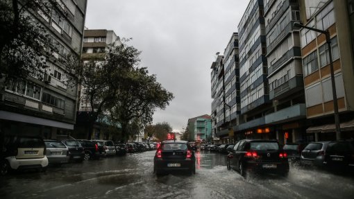Todos os distritos do continente sob aviso amarelo devido à chuva e trovoada
