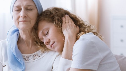 Pacientes com risco de cancro hereditário que suprimem emoções têm menos suporte social