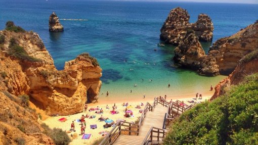 Praia do Camilo em Lagos interditada a banhos por água estar imprópria