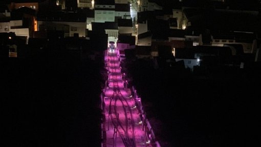 NAZARÉ: Ascensor iluminado até final da campanha “Outubro Rosa”
