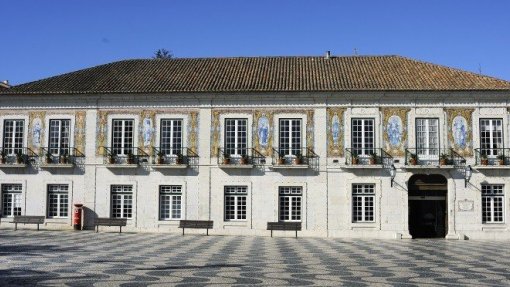 Câmara de Cascais lança primeira pedra para construção de escola na área da saúde