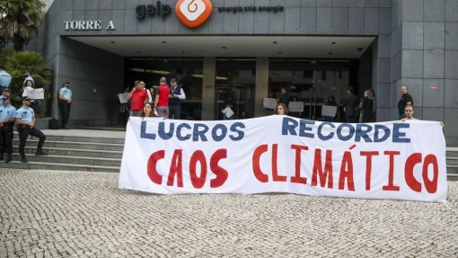 Clima: Ativistas bloqueiam entrada da Galp em protesto contra papel das petrolíferas na crise