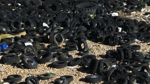 Cientistas de Coimbra criam material superisolante com borracha de pneus usados