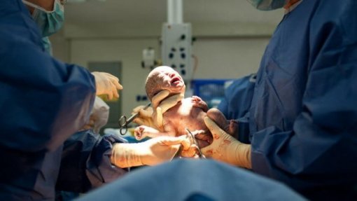 Mais bebés nasceram este ano, após a pior quebra de sempre em 2021