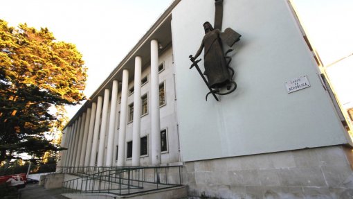 Funcionária pública acusada de se apropriar de taxas moderadoras ficou em silêncio no Tribunal de Leiria