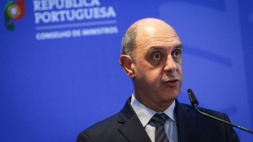 Ministro da saúde insta administradores hospitalares a “negociar com maior eficácia”