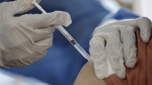 Quase metade das pessoas com 65 ou mais anos já se vacinaram - Vacinómetro