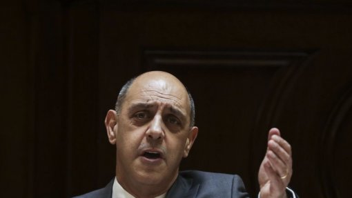 Farmácias vão poder fazer renovação automática da medicação crónica prescrita pelo SNS - Ministro