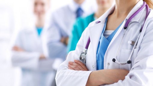 Governo dos Açores propõe incentivos de cinco anos para fixar médicos e enfermeiros